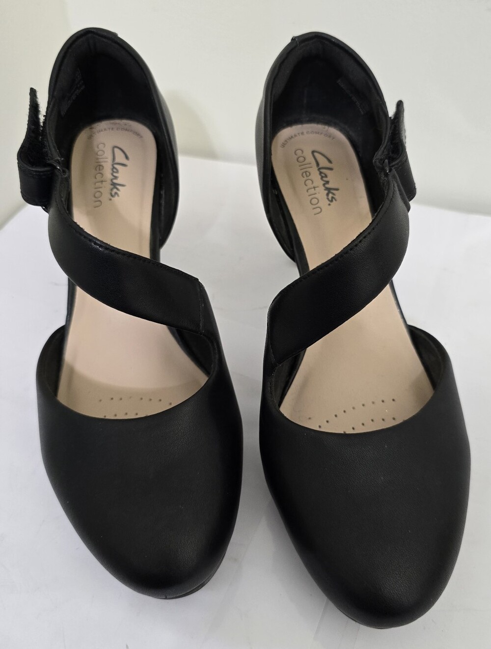 CLARKS size 8 Leather Criss Cross Ambyr Glow Pumps Black Comfort Easy On